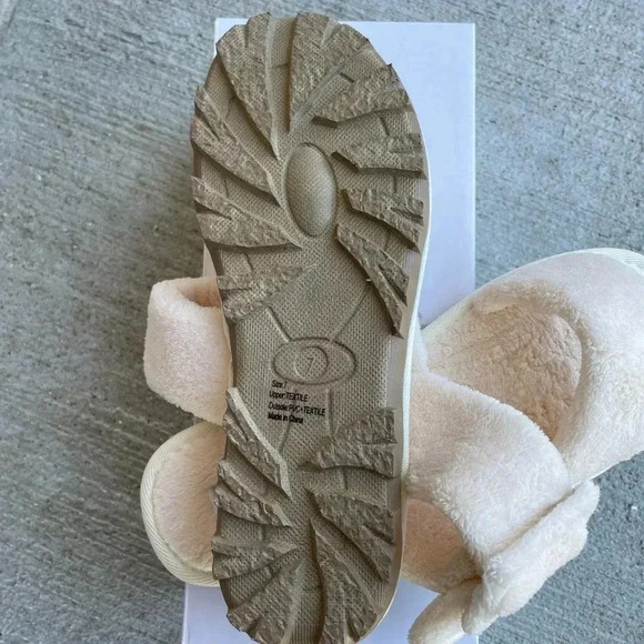 Olivia Miller Off White Beige Ivory Buckle Two Strap Slipper Sandals Size 7 NEW - Picture 4 of 6